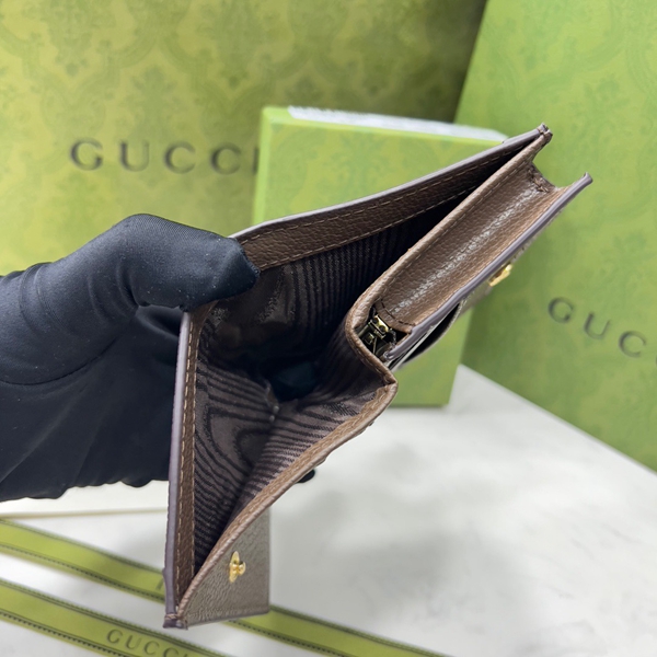 グッチ財布コピー着用イメージ